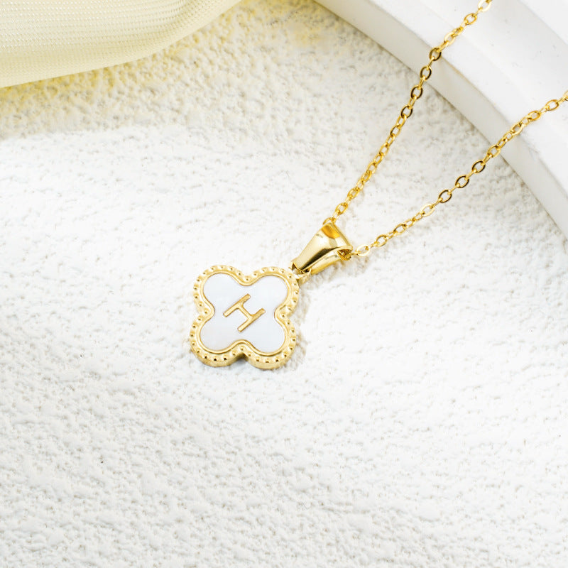 Collar de fritillaria blanca y negra con 26 letras de trébol de moda