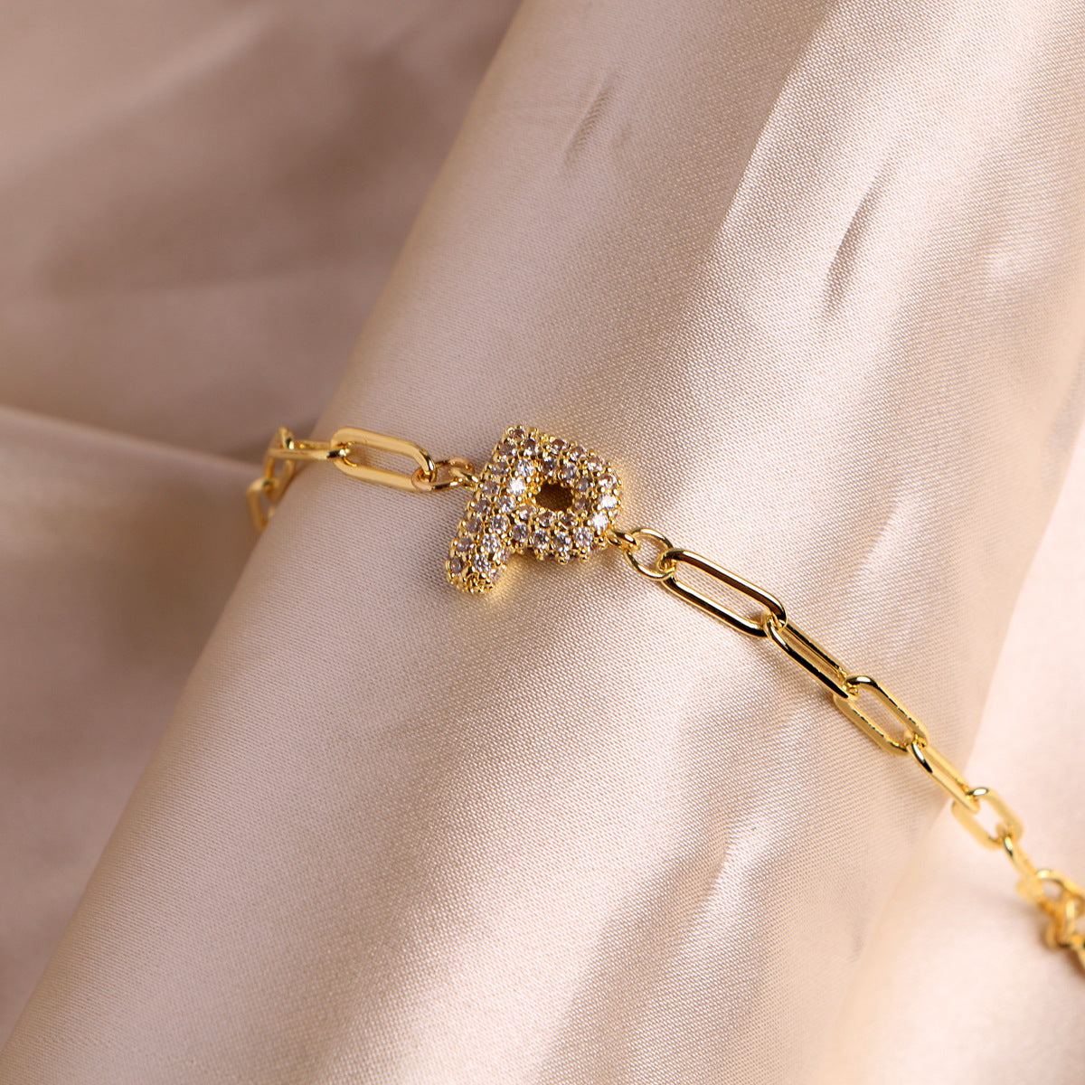 Pulsera de cadena con clip y alfabeto de circonitas de 26 piezas