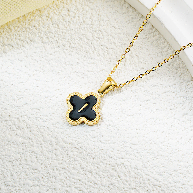 Collar de fritillaria blanca y negra con 26 letras de trébol de moda