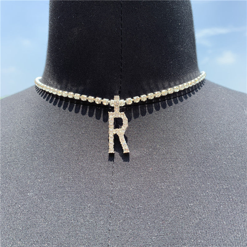 Collar con alfabeto de diamantes de imitación para mujer