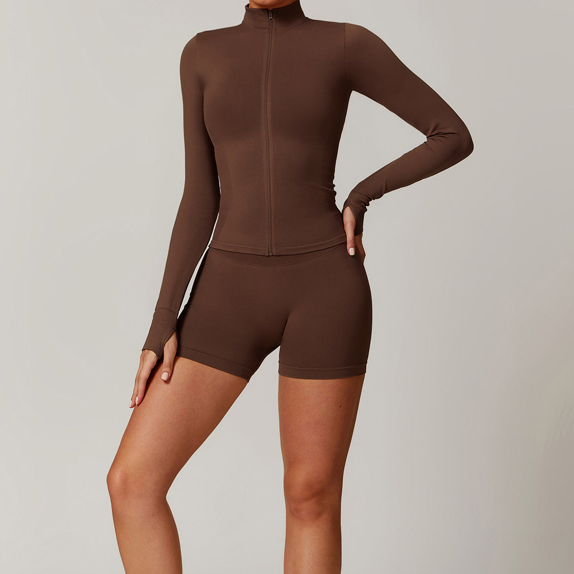Conjunto de chaqueta y pantalones cortos con cremallera de color liso para mujer