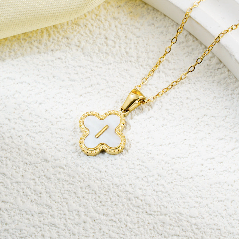 Collar de fritillaria blanca y negra con 26 letras de trébol de moda