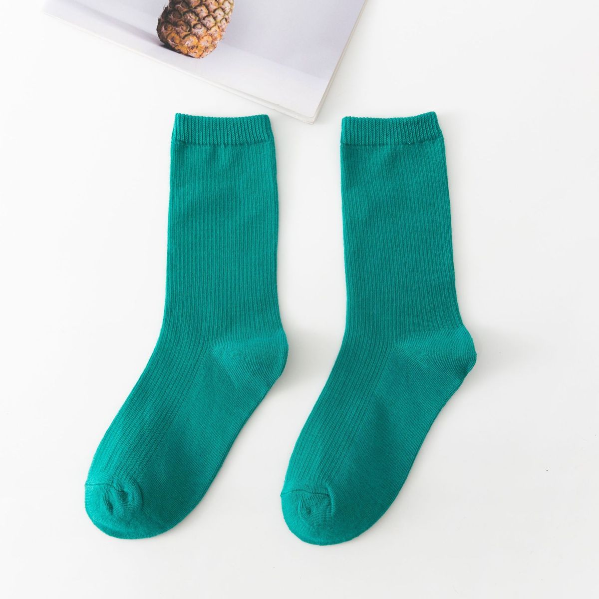 Calcetines de tubo de color liso sencillos a la moda para mujer