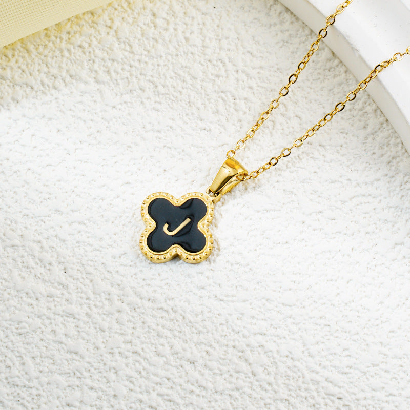 Collar de fritillaria blanca y negra con 26 letras de trébol de moda