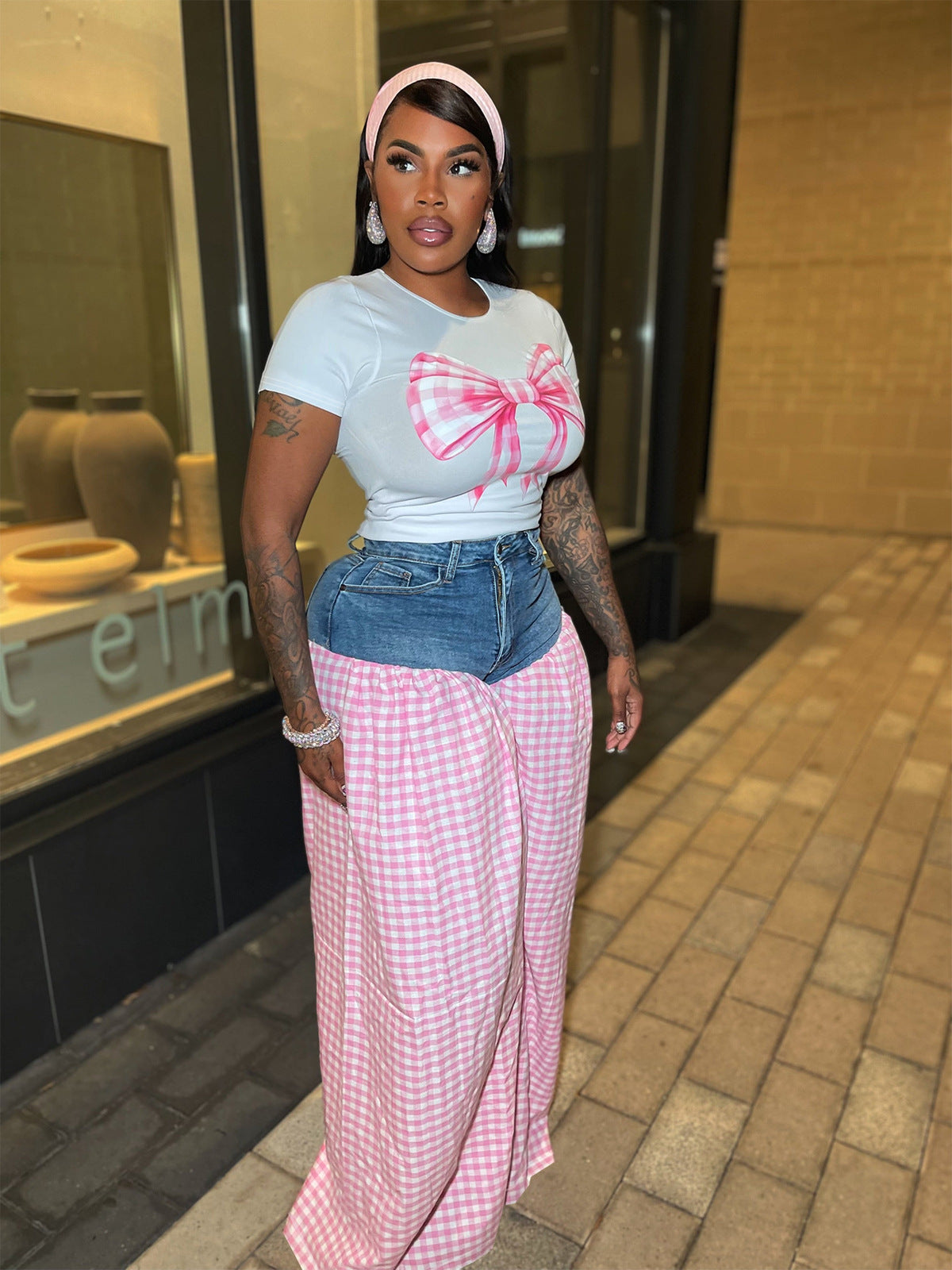 Ensemble t-shirt rose à nœud et pantalon en jean à carreaux pour femme