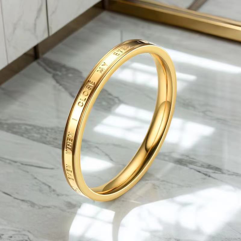 Anillo de acero de titanio con letras impresas de moda para mujer