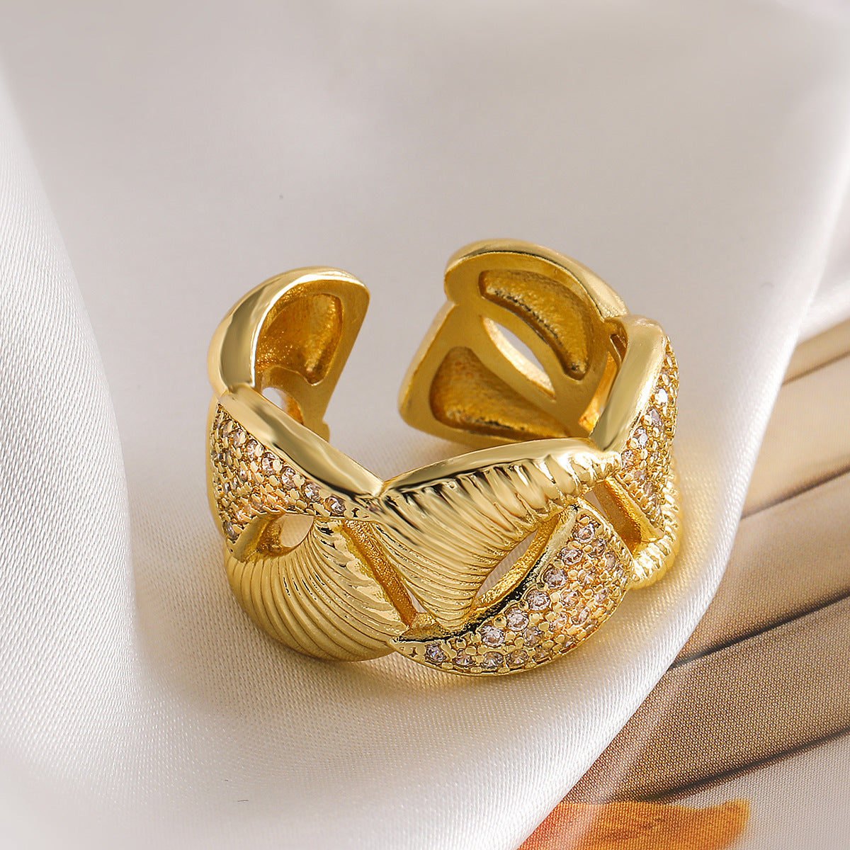 Anillo de oro chapado en cobre irregular de moda para mujer