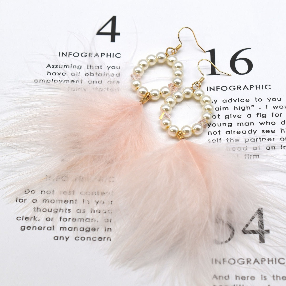 Pendientes de perlas de peluche con plumas bohemias para mujer
