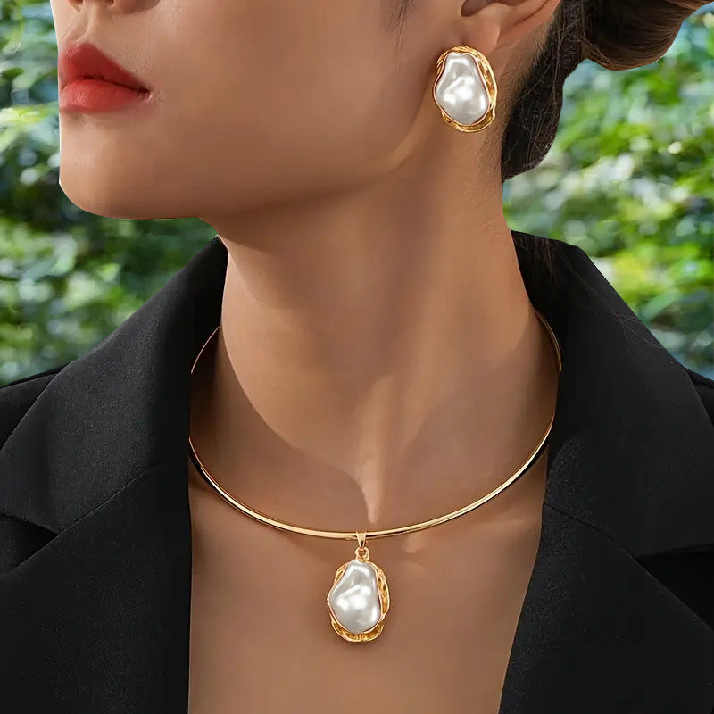 Elegante conjunto de pendientes y collar con perlas de imitación