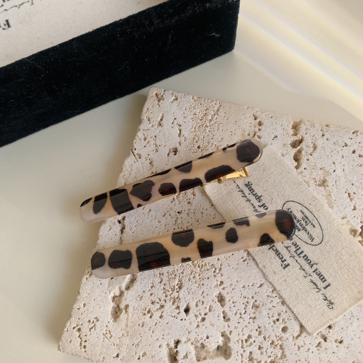 Horquilla de tira larga de leopardo acrílico para mujer: un accesorio elegante y con estilo.