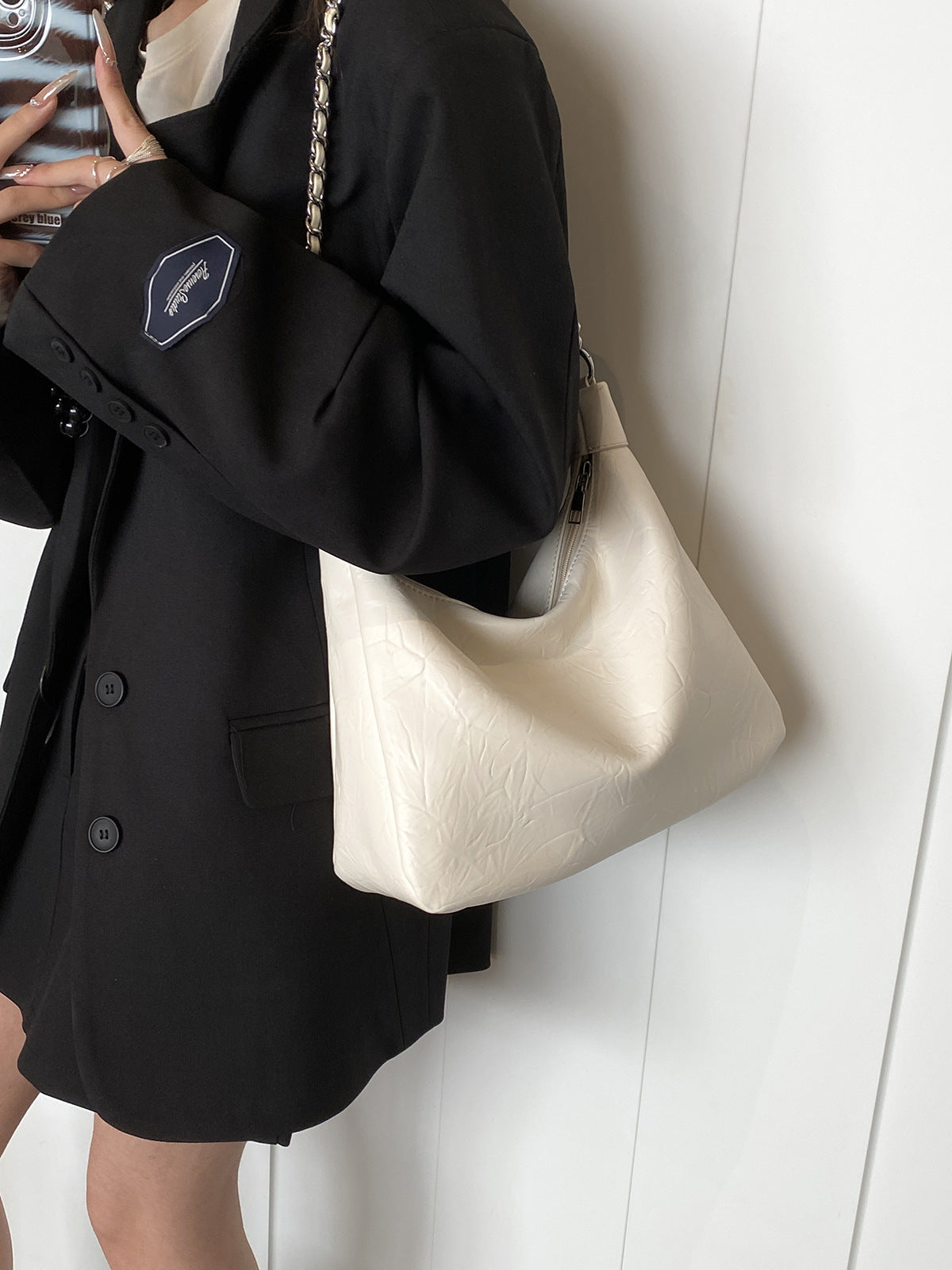 Bolso de hombro con cadena de gran capacidad, sencillo y de color sólido