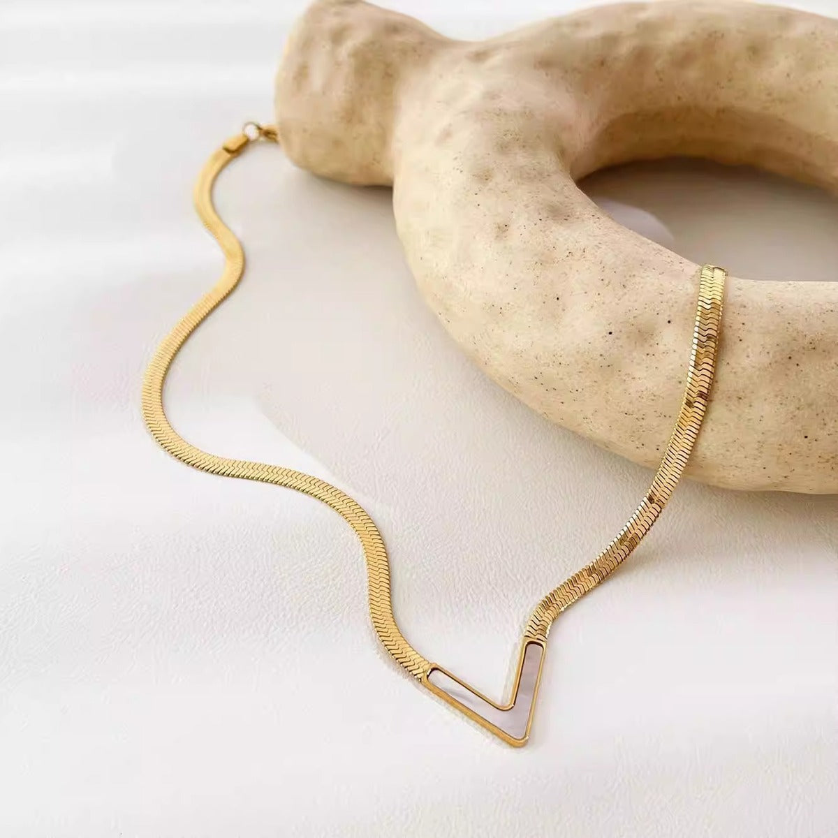 Collar en forma de V de acero y titanio para mujer