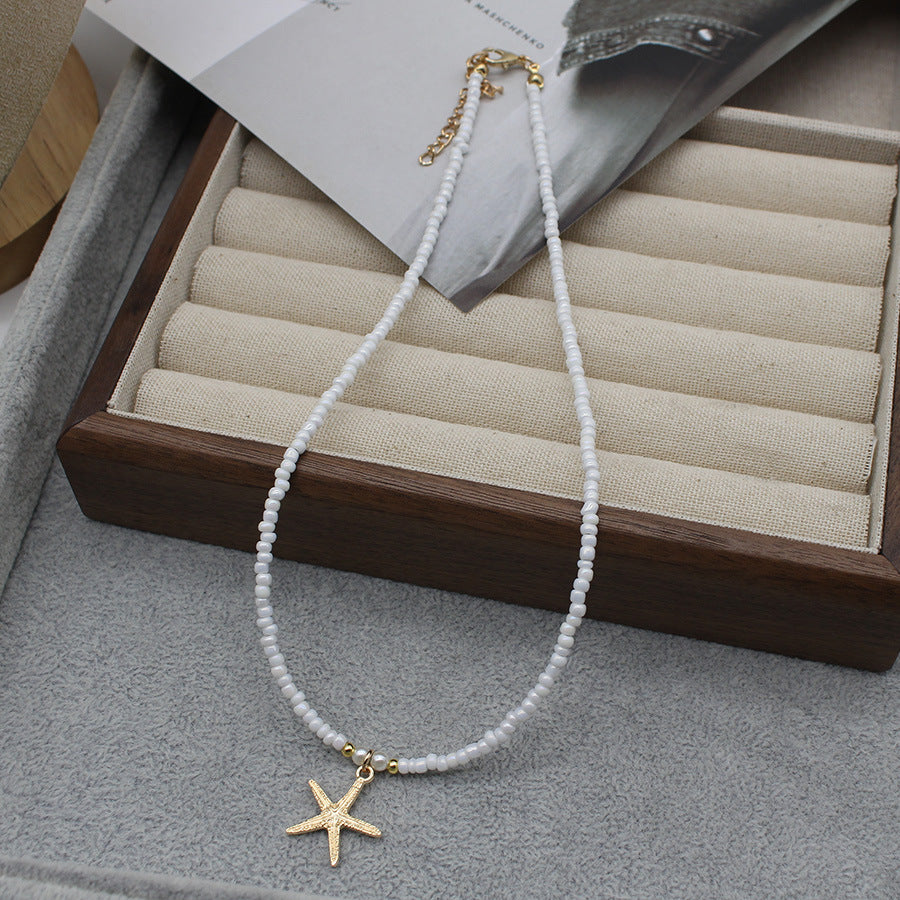 Collar con colgante de estrella de mar y cuentas de moda para mujer con detalles de aleación.
