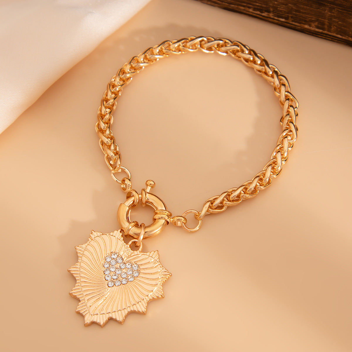 Collar y pulsera de metal con forma de corazón de moda