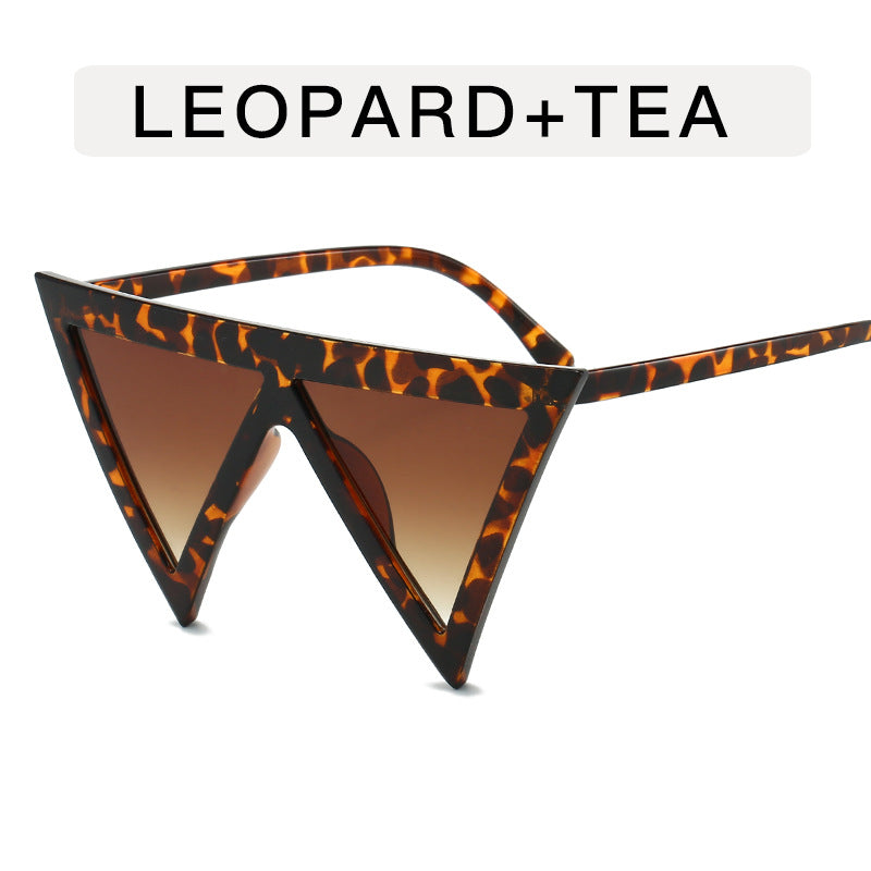 Gafas de sol con montura grande y triángulos exagerados con personalidad