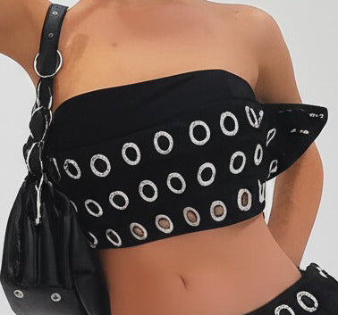 Conjunto de dos piezas de top y pantalones cortos ajustados con aro metálico hueco estilo punk sexy para mujer