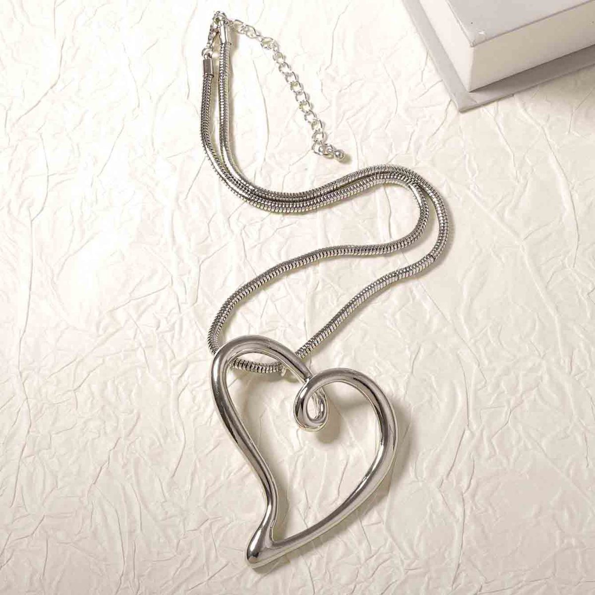 Collar con colgante de amor hueco de aleación de cuerda simple a la moda para mujer