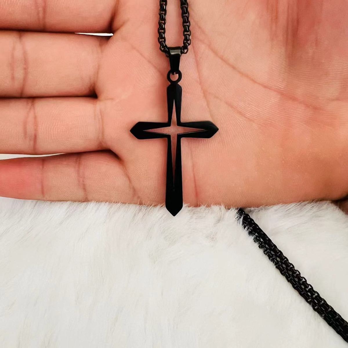 Collar de cruz hueca de acero y titanio para hombre