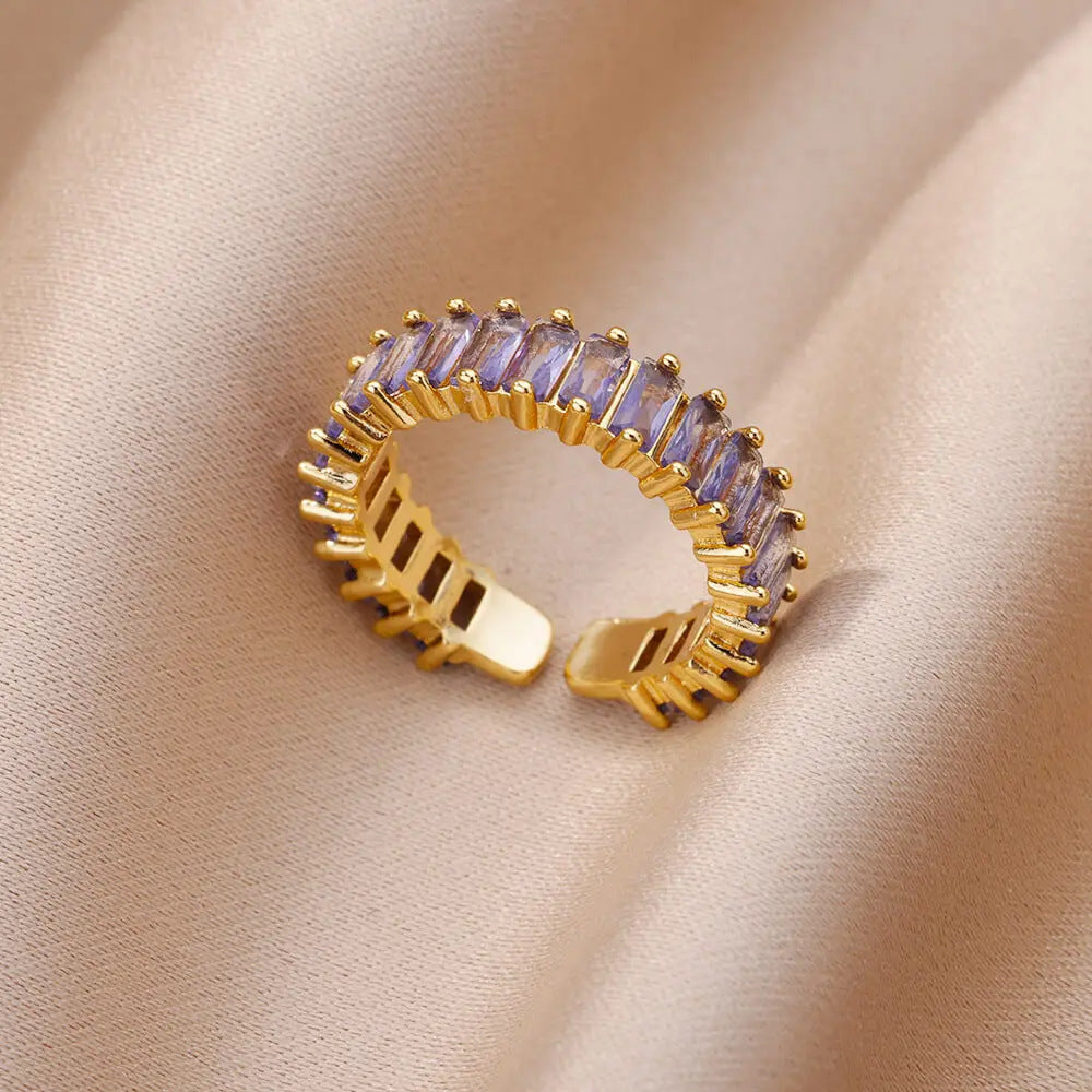 Elegante anillo de circonitas en oro de 18 quilates para mujer