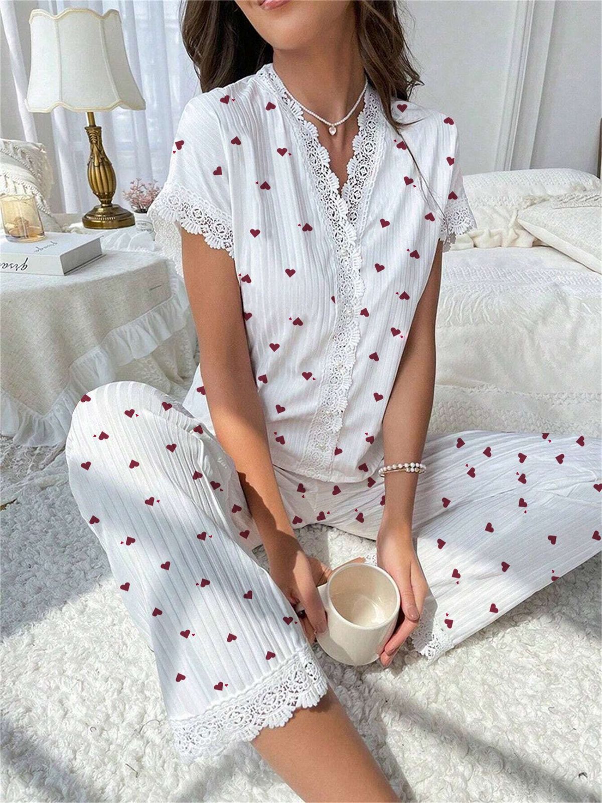 Ensemble haut à manches courtes et pantalon décontracté à imprimé cerises et bordure en dentelle pour femme