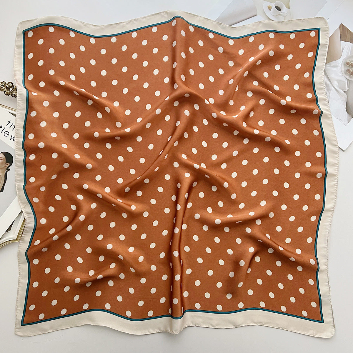 Bufanda de seda cuadrada pequeña con lunares y ondas sencillas a la moda para mujer