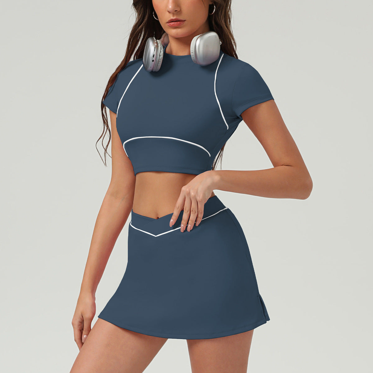 Ensemble deux pièces jupe de sport et tennis pour femme