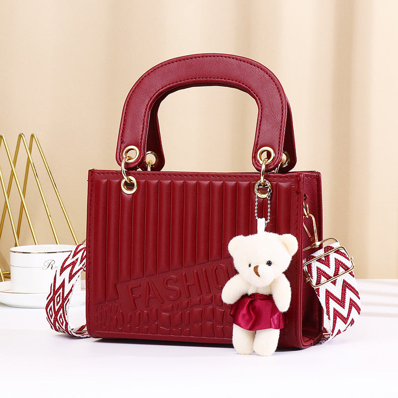 Sac à main décontracté à motif losange de couleur unie pour femme avec pendentif ours