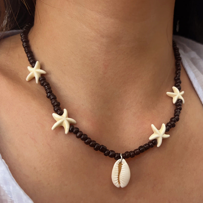 Collar bohemio de cuentas de arroz, estrellas de mar y conchas de playa