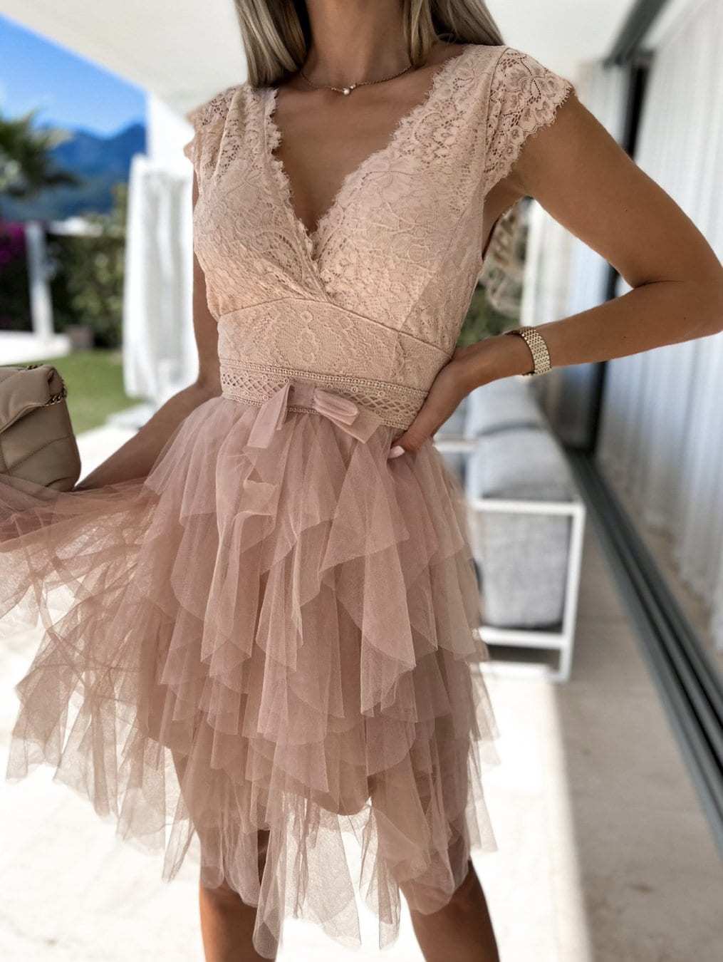 Robe de cocktail sans manches à col en V profond et dentelle en maille unie pour femmes