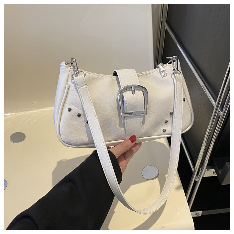 Bolso sencillo de moda con remaches para debajo del brazo