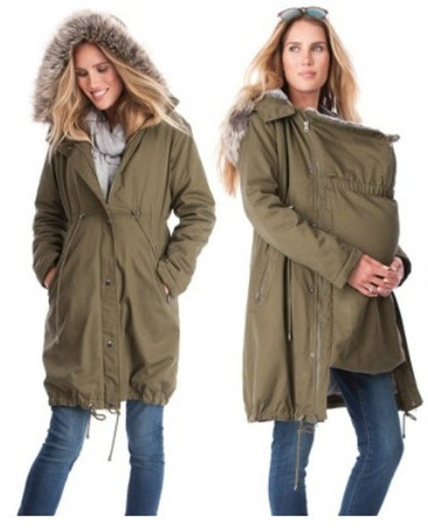 Chaqueta con capucha y cremallera con cuello de piel y costuras informales