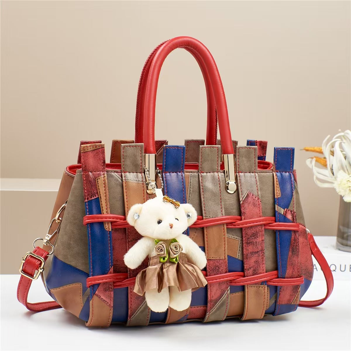 Bolso de mano retro tejido en contraste de color con colgante de oso para mujer
