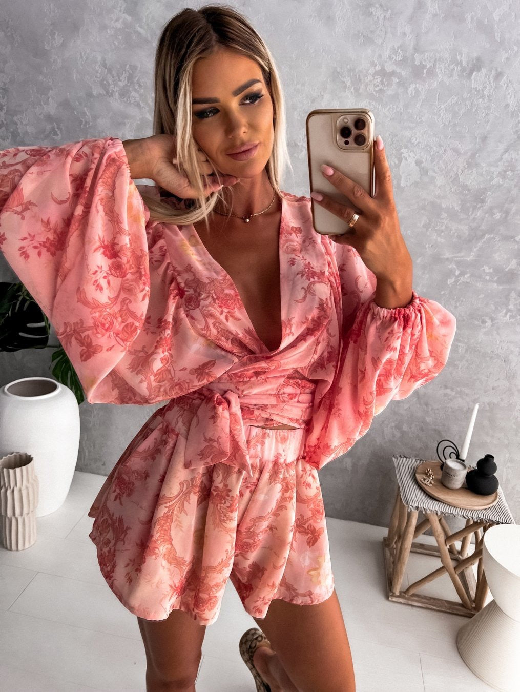 Conjunto de dos piezas de top y pantalones cortos de manga larga con cuello en V y estampado floral para mujer