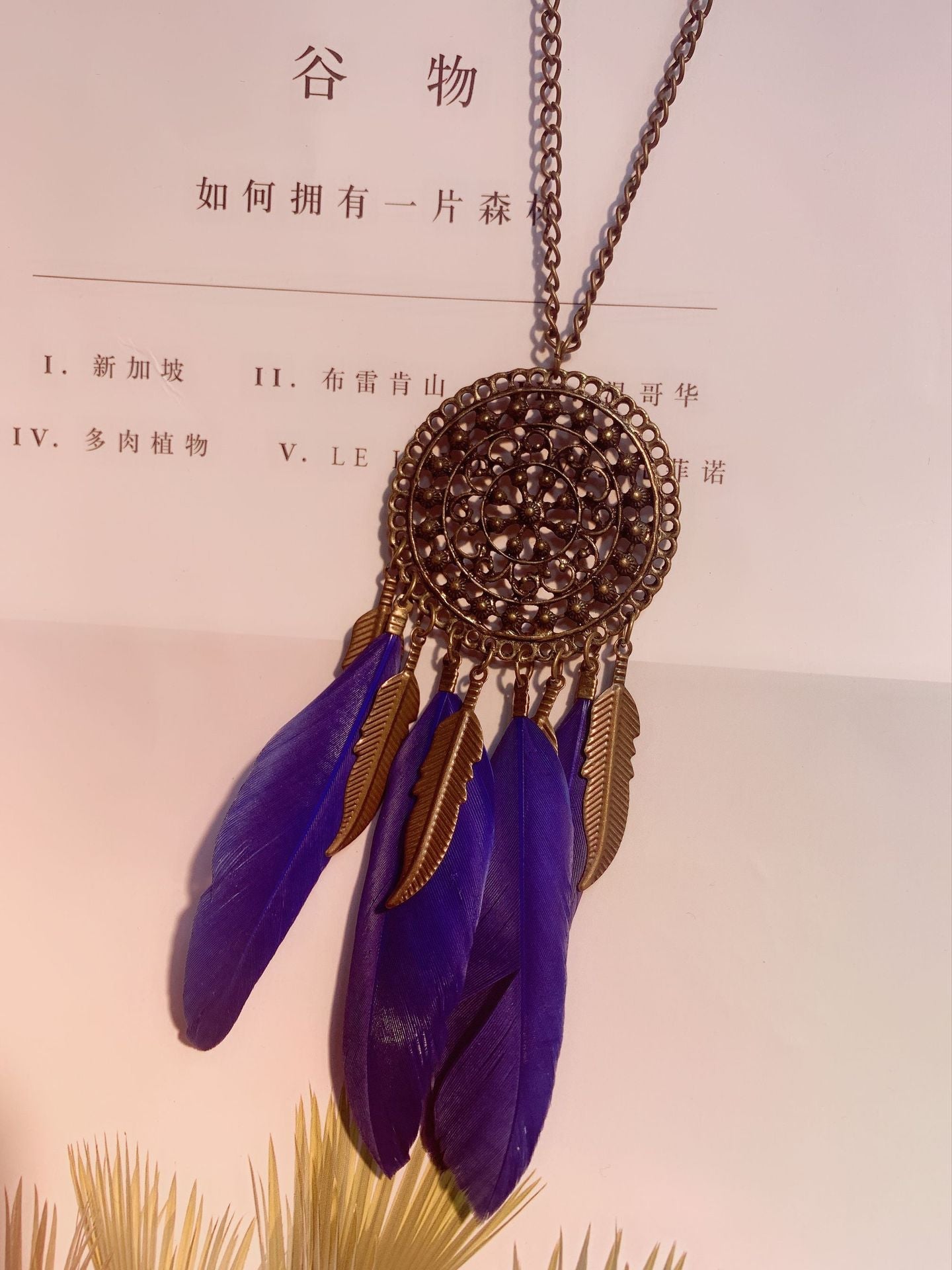 Collar bohemio vintage con cuentas de flores y plumas