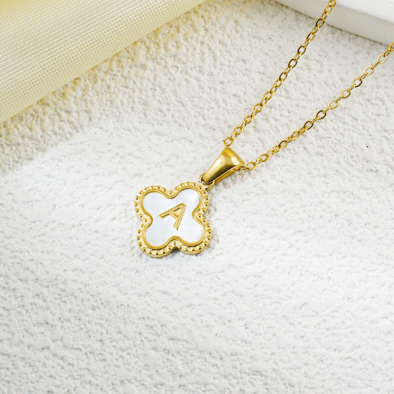 Collar de fritillaria blanca y negra con 26 letras de trébol de moda