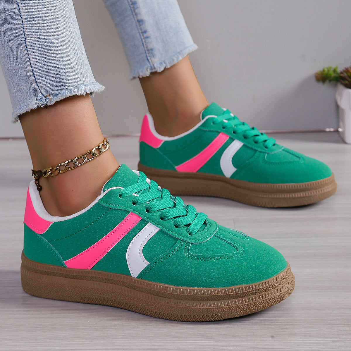 Zapatillas deportivas informales con suela gruesa y bloques de color a la moda para mujer