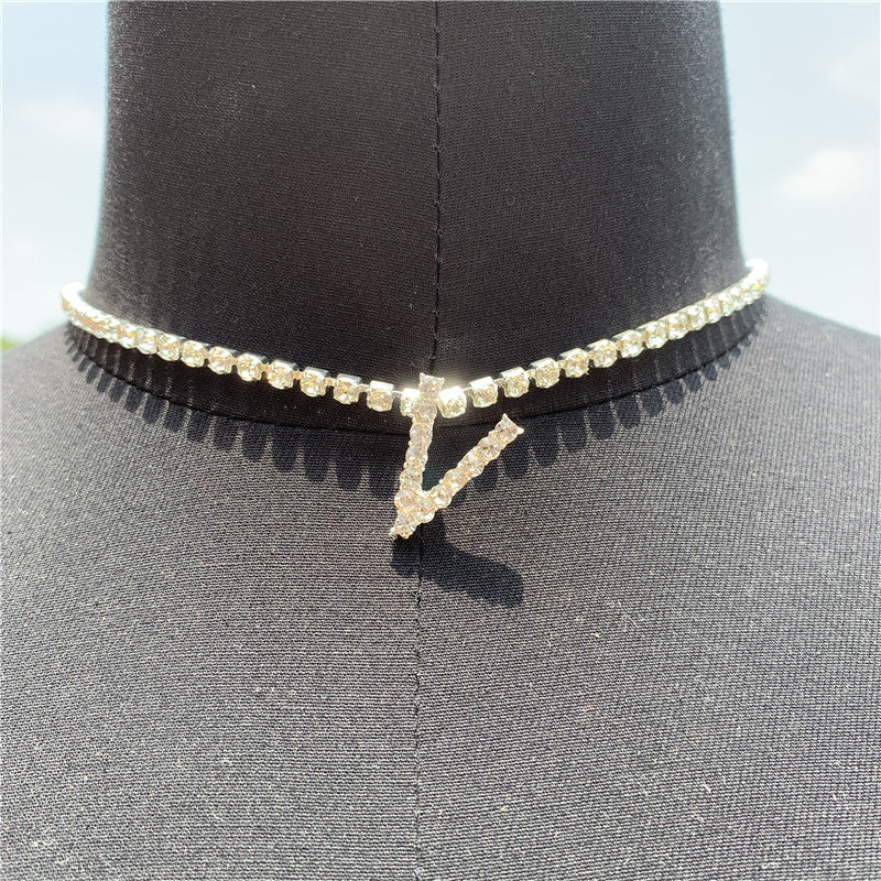 Collar con alfabeto de diamantes de imitación para mujer