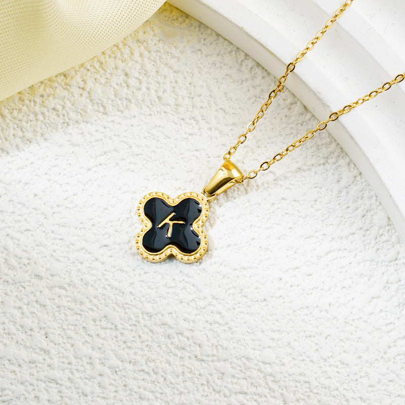 Collar de fritillaria blanca y negra con 26 letras de trébol de moda