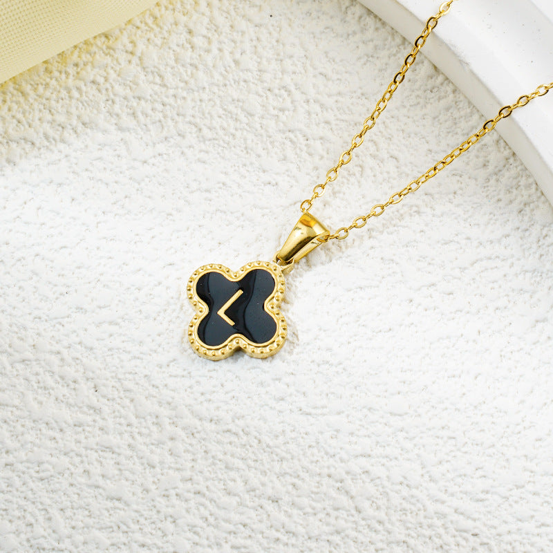 Collar de fritillaria blanca y negra con 26 letras de trébol de moda