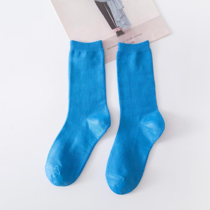 Calcetines de tubo de color liso sencillos a la moda para mujer