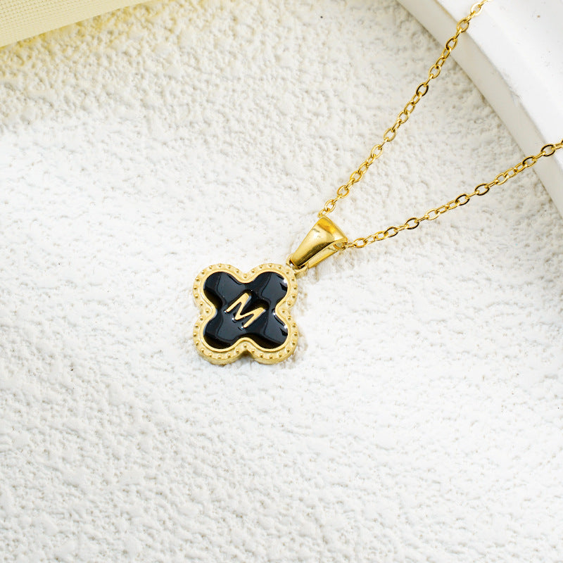 Collar de fritillaria blanca y negra con 26 letras de trébol de moda