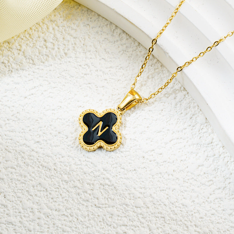 Collar de fritillaria blanca y negra con 26 letras de trébol de moda