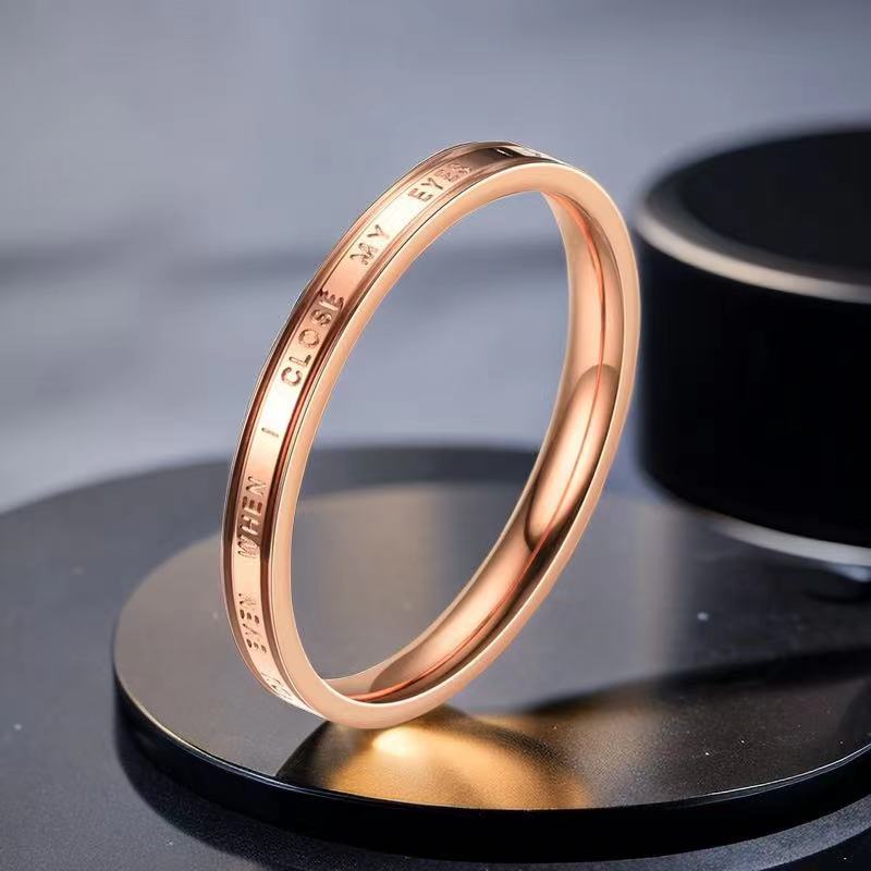 Anillo de acero de titanio con letras impresas de moda para mujer