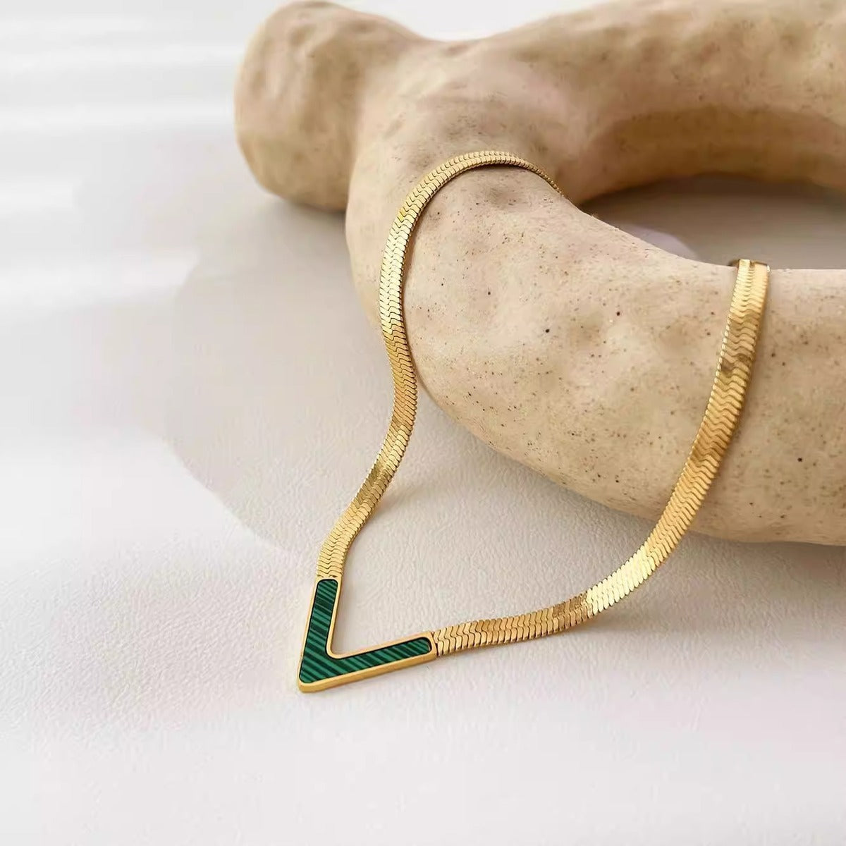 Collier en V en acier titane pour femme