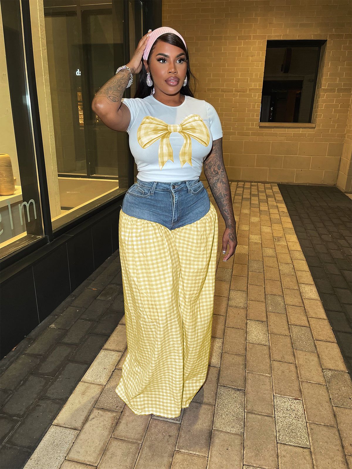 Ensemble t-shirt rose à nœud et pantalon en jean à carreaux pour femme