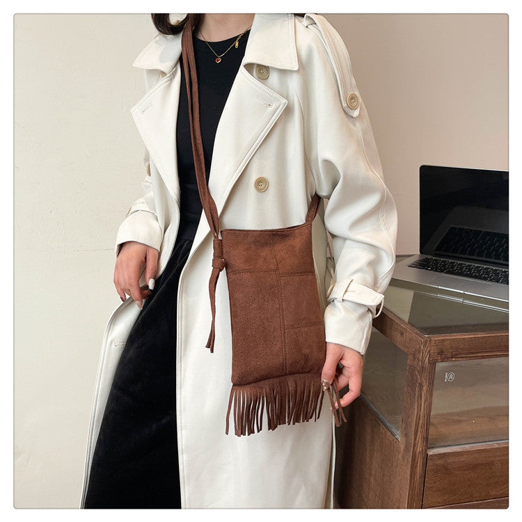 Sac bandoulière rétro à pompon givré de couleur unie pour femme