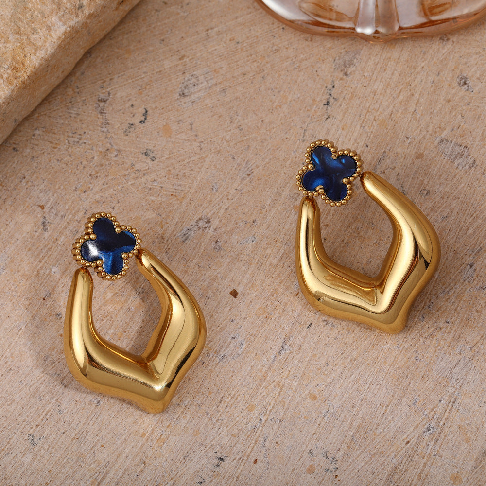 Boucles d'oreilles à tige en acier titane avec trèfle à quatre feuilles personnalisé