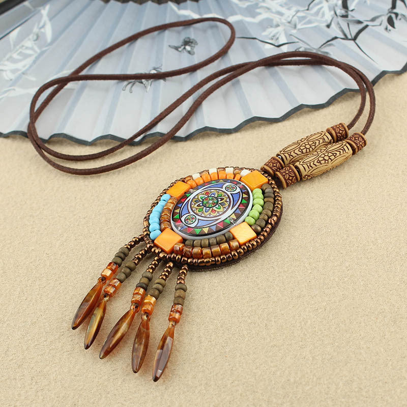 Collier pendentif à long pompon de style bohème