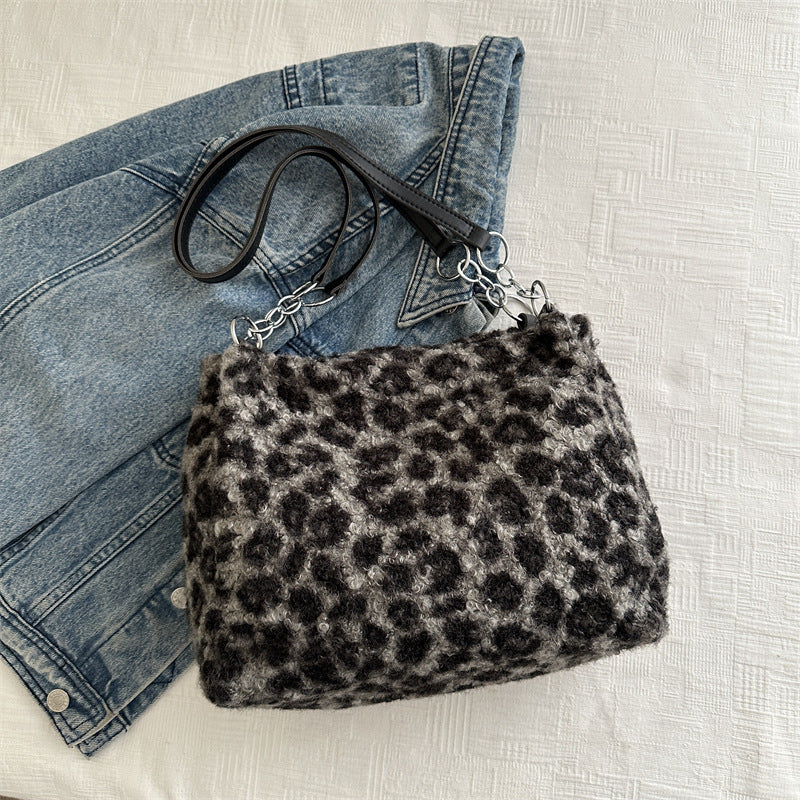 Bolso tote con cadena de peluche de leopardo para mujer
