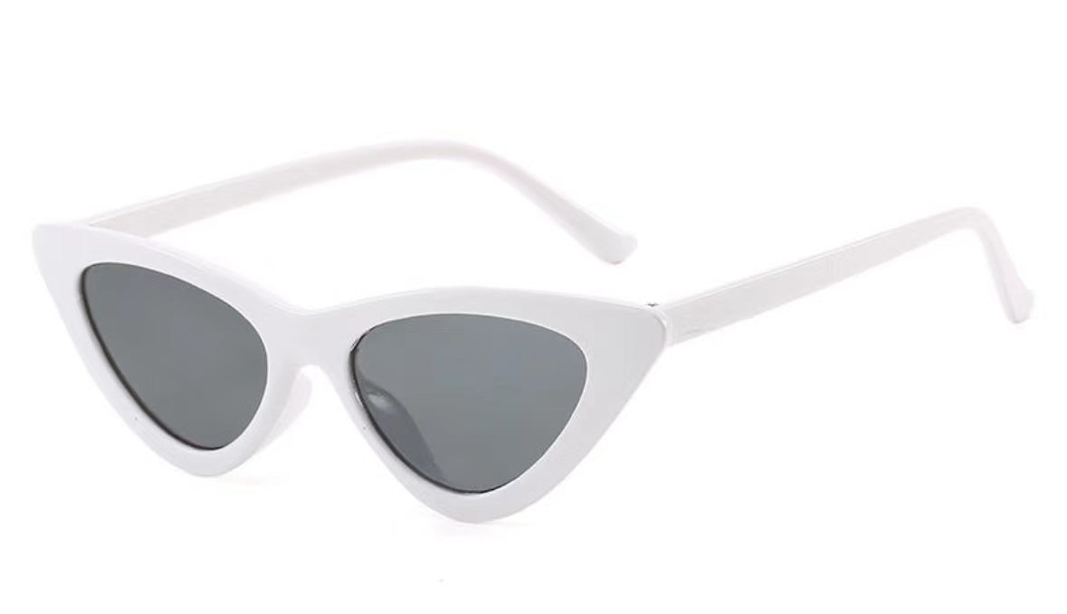 Gafas de sol retro con montura triangular pequeña y materiales de PC y CA